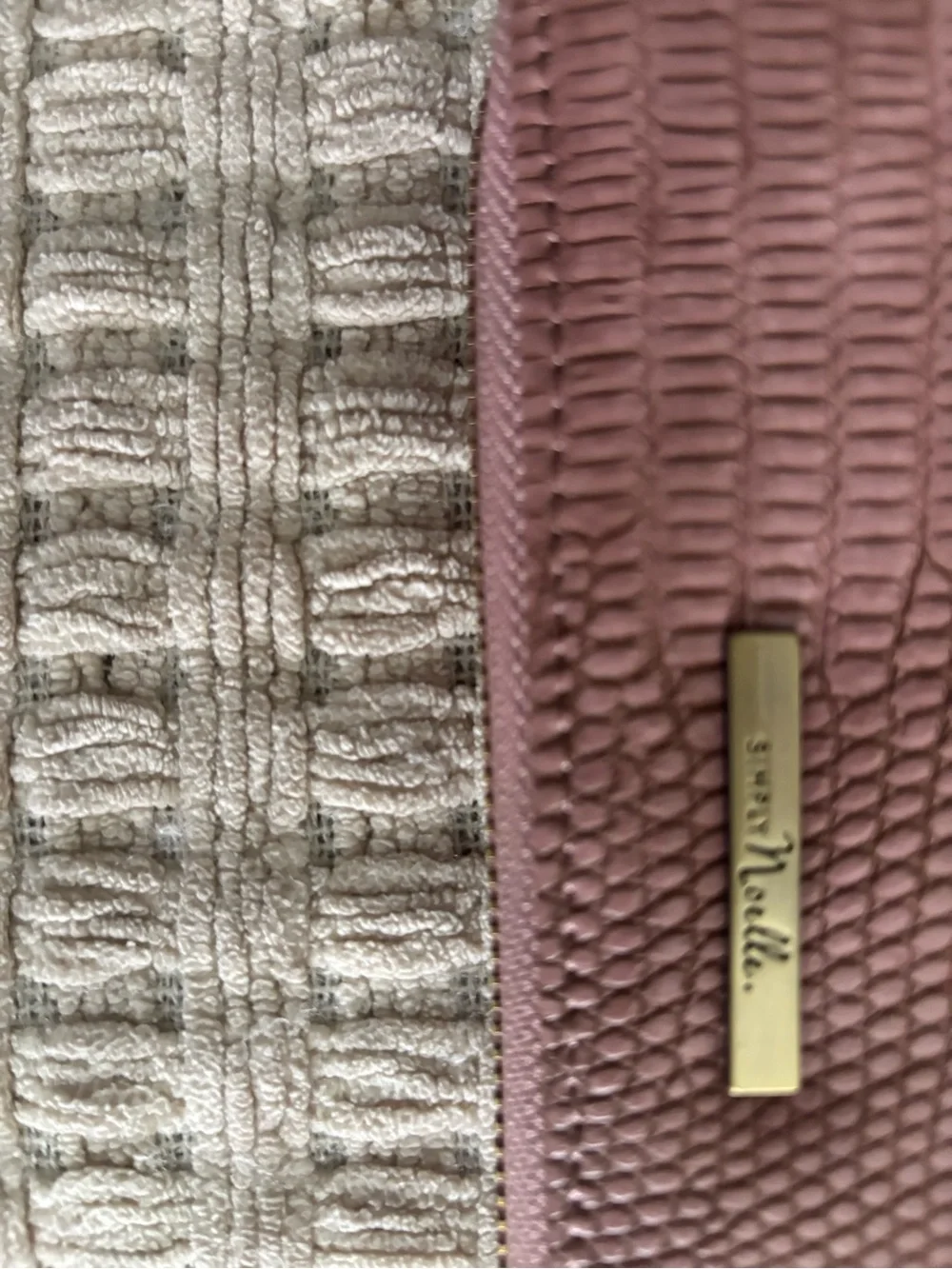 Simple Noelle Pink Textured Crossbody Bag with Gold Hardware - Picture 4 of 8